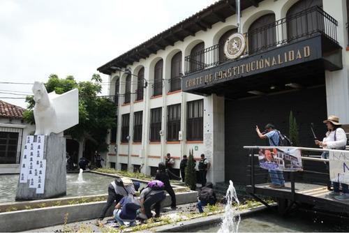 Un grupo de supuestos estudiantes de la USAC causan disturbios a las afueras de la CC. (Foto: Wilder L&oacute;pez/Soy502)