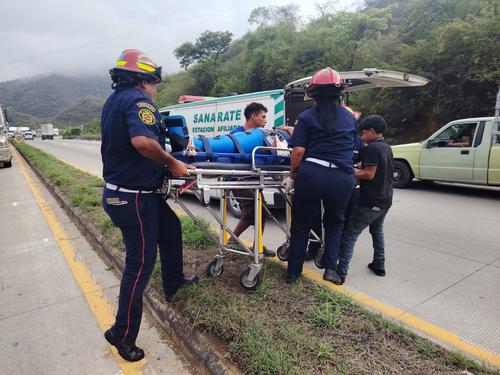 Otros conductores brindaron apoyo para que los bomberos pudieran trasladar al motorista. (Foto: ASONBOMD)