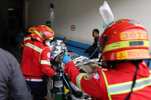 El recluso herido fue trasladado al Hospital Roosevelt. (Foto: Bomberos Municipales)