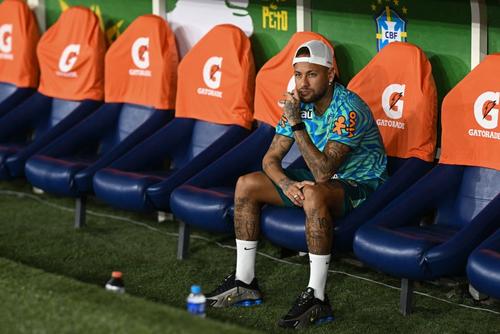 Neymar observa desde la banca a sus compa&ntilde;eros durante un partido amistoso. 