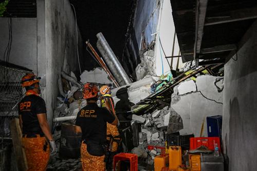 Labores de rescate persisten en Filipinas tras en fuerte terremoto. (AFP)