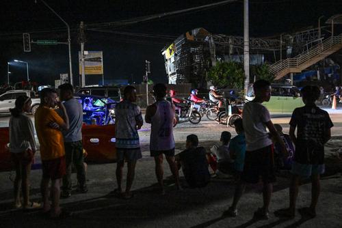 Filipinos han decido pasar la noche en las calles por el miedo de nuevas r&eacute;plicas. (Foto: AFP)