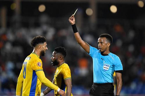 Titular del estatus de la FIFA desde 2018, Artan arbitra en la liga somal&iacute; y fue nombrado mejor &aacute;rbitro del a&ntilde;o por la Confederaci&oacute;n Africana de Futbol (CAF) en 2025. (Foto: AFP)