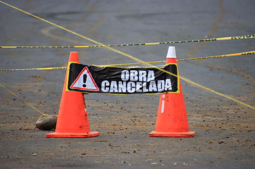 La Municipalidad de Quetzaltenango procedi&oacute; a colocar un cartel para informar que la construcci&oacute;n de Xochi Corredor de las Flores, estaba cancelada. (Foto: Byron Garc&iacute;a/Colaboraci&oacute;n)