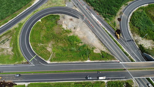 Vista a&eacute;rea de uno los retornos instalados para mejorar la circulaci&oacute;n de los veh&iacute;culos que transitan por Xochi Corredor de las Flores. (Foto: Byron Garc&iacute;a/Colaboraci&oacute;n)