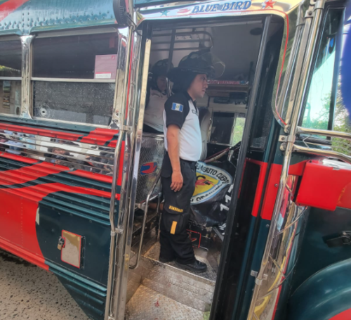Socorristas atendieron la emergencia luego de ser alertados sobre disparos en el interior de un autob&uacute;s en Chinautla. (Foto: CVB)