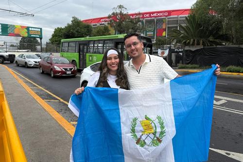 Nos encontramos a Jorge Alarc&oacute;n y Andrea Galindo en las afueras del coloso de Santa &Uacute;rsula. (Foto: Pedro Pablo Mijangos)