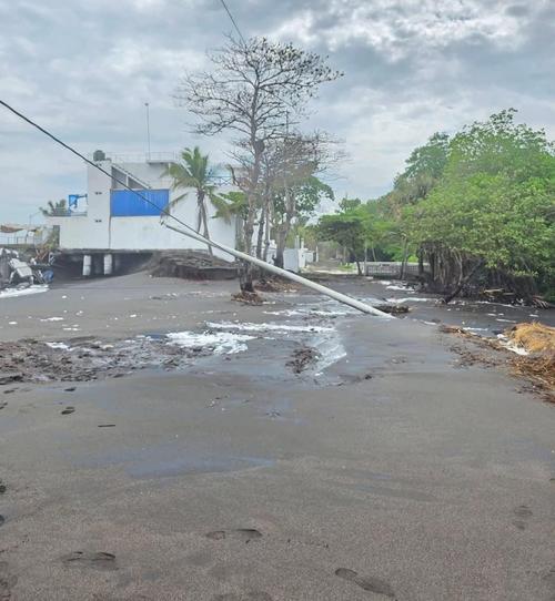 Postes de tendido el&eacute;ctrico se han desplomado tras el impacto de las olas. (Foto: Redes sociales)
