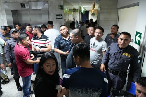 Los 25 guardias del SP se&ntilde;alados de facilitar la fuga de 20 pandilleros en el 2025 fueron trasladados para evacuar la audiencia prevista para el pasado 11 de junio. (Foto: Wilder L&oacute;pez/Soy502)