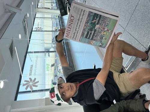 Antes de irnos de M&eacute;xico, nos topamos con este aficionado en el aeropuerto, quien nos mostr&oacute; una de las tantas portadas de un medio impreso local, el d&iacute;a siguiente de la inauguraci&oacute;n y todav&iacute;a con 11 partidos m&aacute;s por disputarse en suelo azteca. (Foto: Pedro Pablo Mijangos)
