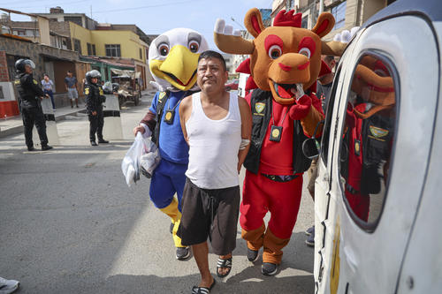 Carlos Cabrera, alias "Pichichi", fue detenido por polic&iacute;as disfrazados de las mascotas del Mundial 2026. (Foto: AFP)