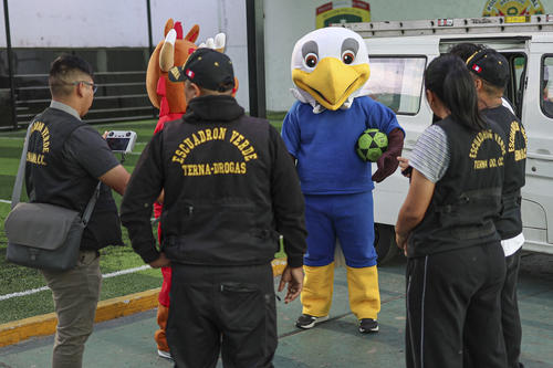 La estrategia de disfrazarse como las mascotas de United 2026 le funcion&oacute; a las autoridades. (Foto: AFP)