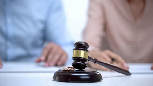 El debate se centra en si la redacci&oacute;n actual de la ley ya incluye a los c&oacute;nyuges dentro de las exenciones. (Foto ilustrativa: Shutterstock)