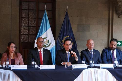 En conferencia de prensa el titular del Interior se hizo acompa&ntilde;ar de la c&uacute;pula principal del Ministerio de Gobernaci&oacute;n. (Foto: Mingob/Soy502)