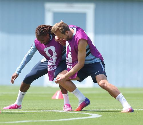 Para "romper la maldici&oacute;n", por tercera vez en su historia, Inglaterra es dirigida por un entrenador extranjero. (Foto: AFP) 