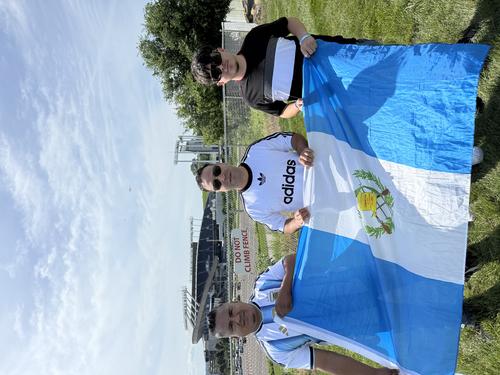 Estos guatemaltecos, oriundos de Xela y Reu, pero que viven en Oklahoma, manejaron m&aacute;s de seis horas para llegar a ver el partido. (Foto: Pedro Mijangos)