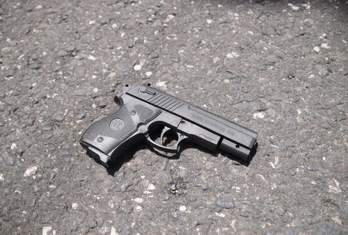 La r&eacute;plica del arma de fuego fue incautada para fortalecer las investigaciones. (Foto: PNC)