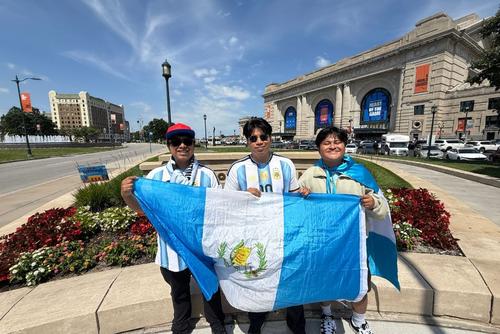 "Venimos de Guatemala", dijeron sonriendo cuando nos vieron con la camisa de Soy502. (Foto: Pedro Mijangos)
