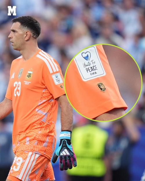 Emiliano Mart&iacute;nez us&oacute; su parche conmemorativo por ser Guante de Oro en Qatar y lo hizo manteniendo la porter&iacute;a en cero ante Argelia. (Foto: Marca)