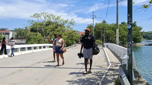 Los turistas han tenido que caminar aproximadamente para llegar a su destino. (Foto: Carlos Pel&aacute;ez/Colaborador)