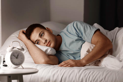 La falta de sue&ntilde;o puede generar menor rendimiento en trabajo y estudios. (Foto: Shutterstock)