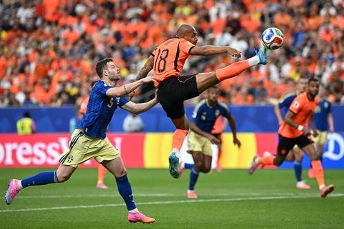 La Naranja Mec&aacute;nica complet&oacute; 411 pases en la segunda fecha, ante Suecia. Aqu&iacute; Malen (18) intenta controlar un pase largo. (Foto: AFP)