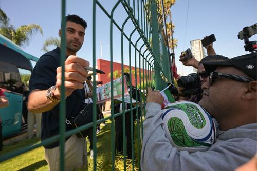 Taremi, estrella iran&iacute;, firm&oacute; balones a los fan&aacute;ticos que los esperaron en Los &Aacute;ngeles. (Foto: AFP)