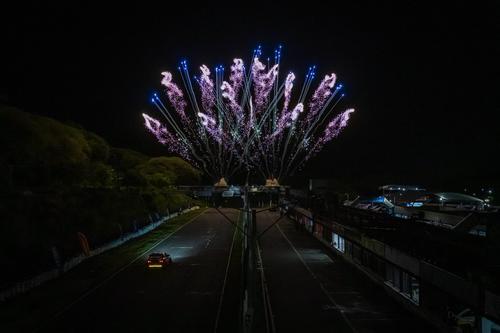 Un espect&aacute;culo &uacute;nico de fuegos artificiales, se presenci&oacute; en El Jabal&iacute;, al final de la competencia nocturna. (Foto: Racing Report)
