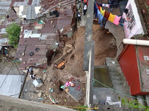 Las lluvias han provocado movimientos de tierra hasta ocasionar un derrumbe en zona 5. (Foto: CBM)
