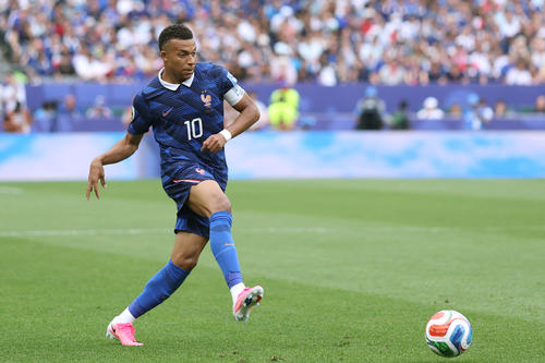 El capit&aacute;n de los Bleus haciendo un pase durante el encuentro ante Irak. (Foto: AFP)