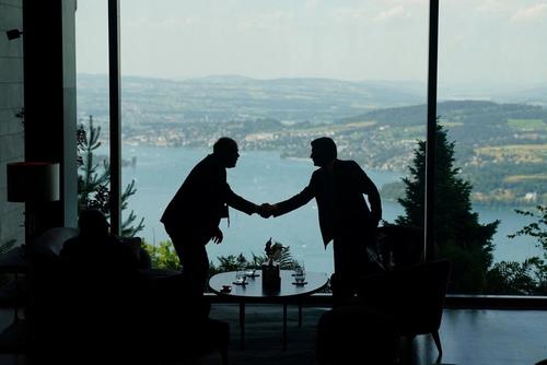 Guerra, gasolina, petr&oacute;leo, Primera ronda de negociaci&oacute;n entre Ir&aacute;n y Estados Unidos, en Suiza