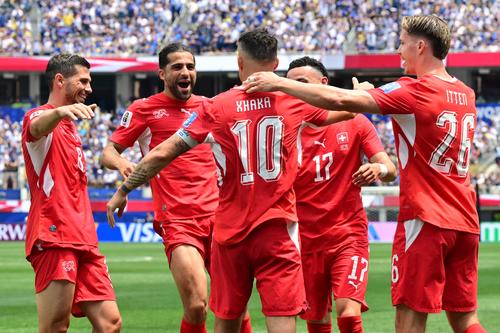 Por parte de Suiza, Granit Xhaka es el futbolista con m&aacute;s pases, sumando 180. (Foto: AFP)