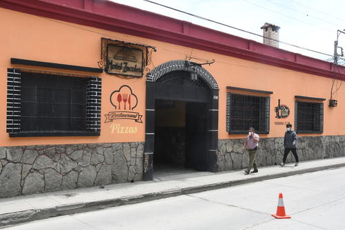 As&iacute; luce actualmente la fachada del hotel. Se dice que su nombre se debe a que all&iacute; se hospedaron los arque&oacute;logos que restauraron las ruinas de Zaculeu. (Foto: Archivo)