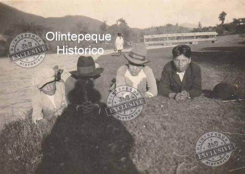 En el Olintepeque de anta&ntilde;o, era tradici&oacute;n ir a tomarse fotos a las orillas del r&iacute;o Xequijel. (Foto: Olintepeque Hist&oacute;rico)