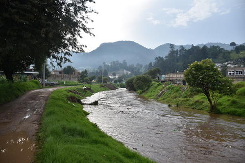 La tormenta Stan hizo que el caudal del r&iacute;o creciera y provoc&oacute; da&ntilde;os en viviendas aleda&ntilde;as. (Foto: Roberto Paz)
