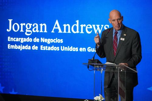 El encargado de Negocios de la sede diplom&aacute;tica, Jorgan K. Andrews, fue quien presidi&oacute; el evento. (Foto: Wilder L&oacute;pez/Soy502)