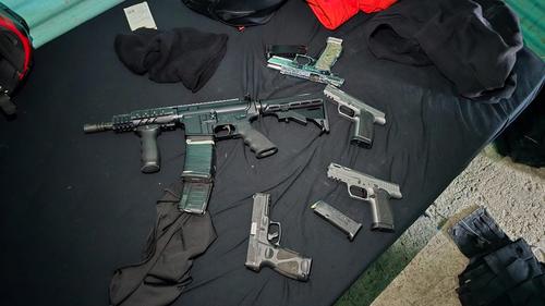 Los sicarios abandonaron las armas de fuego en una habitaci&oacute;n usada como guarida. (Foto: PNC)