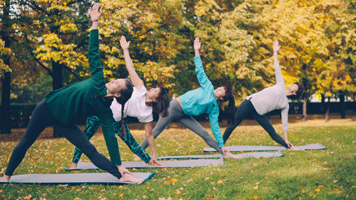 Dedica tiempo a practicar ejercicios de relajaci&oacute;n como yoga; no solo reducir&aacute;s el estr&eacute;s, sino que tus m&uacute;sculos tambi&eacute;n lo agradecer&aacute;n. (Foto: Shutterstock)