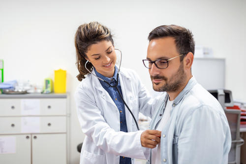 Los chequeos m&eacute;dicos anuales son fundamentales para cuidar tu salud y prevenir enfermedades. (Foto: Shutterstock)