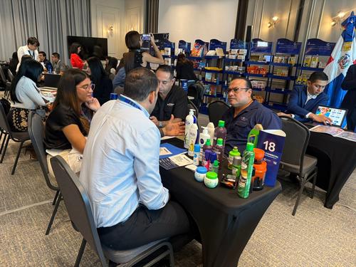 Una rueda de negocios B2B y showrooms conectaron a a 33 exportadores guatemaltecos con m&aacute;s de 70 compradores dominicanos. (Foto: Agexport/Soy502)