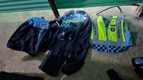 Vestimenta con insignias de Polic&iacute;a Municipal fue localizada. (Foto: PNC)