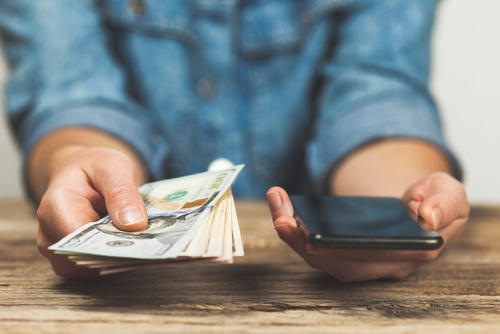 La Comisi&oacute;n de Finanzas del Congreso plante&oacute; impulsar acciones diplom&aacute;ticas para mitigar posibles restricciones al env&iacute;o de remesas. (Foto ilustrativa: Shutterstock)