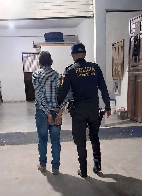 Agentes de la Polic&iacute;a Nacional Civil PNC detuvieron al se&ntilde;alado. (Foto: PNC)