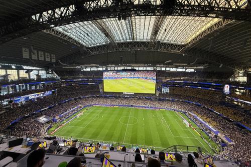 Una panor&aacute;mica del hermoso estadio de Dallas, con su pantalla gigante de 40 metros, arriba del campo. (Foto: Pedro Mijangos)