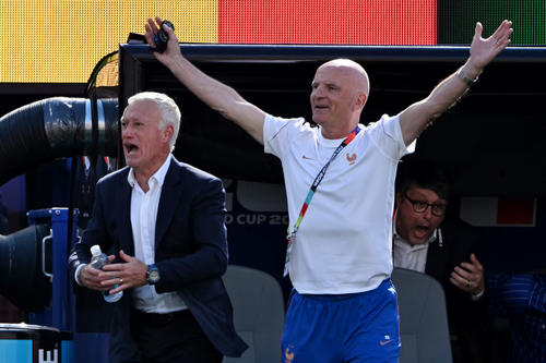 En casi una d&eacute;cada y media en el cargo, solo ha dirigido al equipo como principal en una ocasi&oacute;n, en 2022 por la Liga de Naciones, tambi&eacute;n por una tragedia familiar de Deschamps: el fallecimiento de su padre. (Foto: AFP)