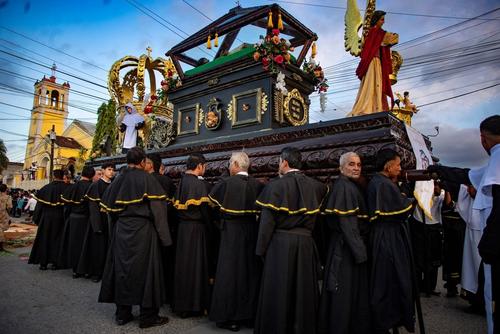 Momento de la salida de la procesi&oacute;n del Santo Entierro de Catedral. (Foto: Municipalidad de Puerto Barrios)