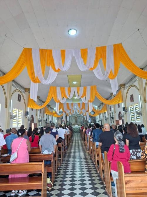 As&iacute; luce el interior de catedral, durante la celebraci&oacute;n de la eucarist&iacute;a. (Foto: Parroquia Sagrado Coraz&oacute;n de Jes&uacute;s)