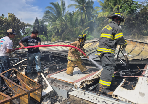 Bomberos Voluntarios trabajaron para sofocar el incendio. (Foto: Romario Aguilar/colaborador)