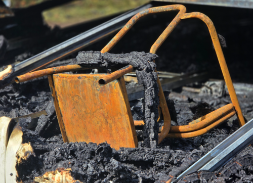 Los pupitres quedaron destruidos. (Foto: Romario Aguilar/colaborador)