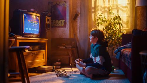 Es mejor que la consola est&eacute; donde todos la vean. As&iacute; puedes cuidar lo que juegan tus hijos y acompa&ntilde;arlos. (Foto: Shutterstock)
